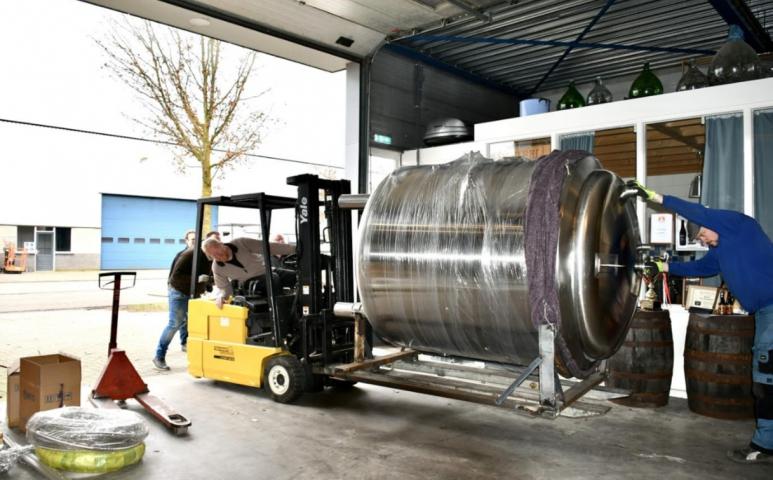 Vergistingstanks worden binnen gereden / Foto: I. Wijker